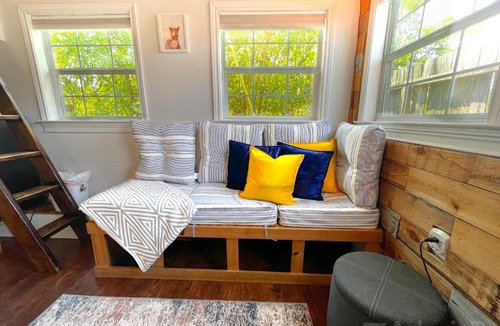 Midtown Apartment | Tiny House with Private Backyard-Parking