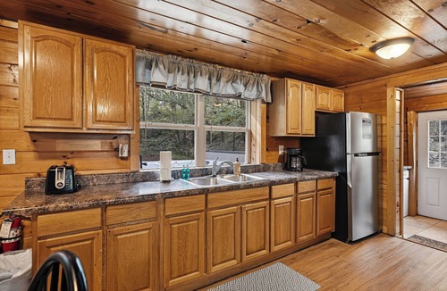 Townsend Cabin | Townsend Area*Cozy*Hot Tub*Single Story*Level Parking*WiFI