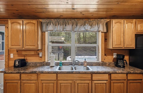 Townsend Cabin | Townsend Area*Cozy*Hot Tub*Single Story*Level Parking*WiFI