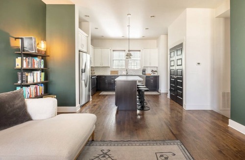 Nashville House | Trendy Walkable Townhome Steps to Bars, Coffee & Breweries 5 Min to Broadway