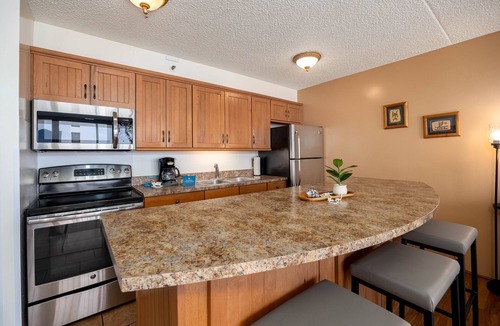 Waikiki Condo | Tropical Escape: Ocean Views Condo w/Parking!