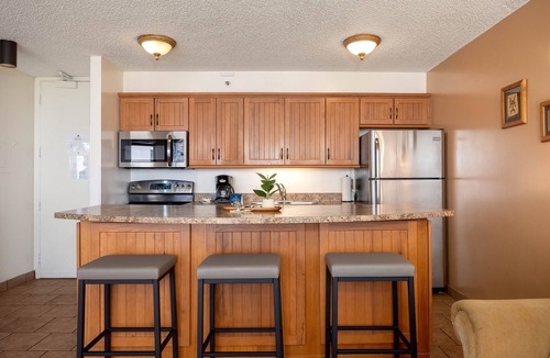 Waikiki Condo | Tropical Escape: Ocean Views Condo w/Parking!
