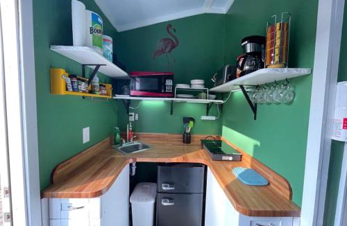Lakeshore South House | Tropical Studio Retreat with Great WiFi and EV charging