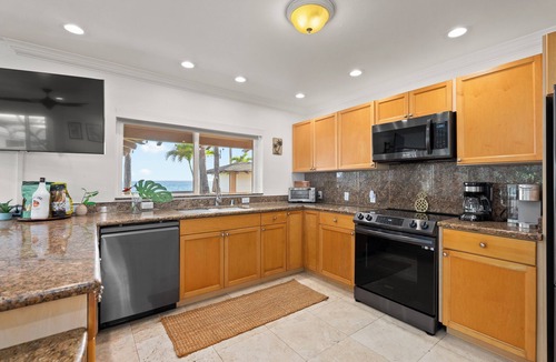Makaha House | Turtle House by AvantStay | Oceanfront Group Retreat w/Patio + Views