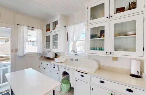 Diamond Head - Kapahulu - St. Louis Cottage | Two Hawaiian cottages with Diamond Head views - walk to Waikiki