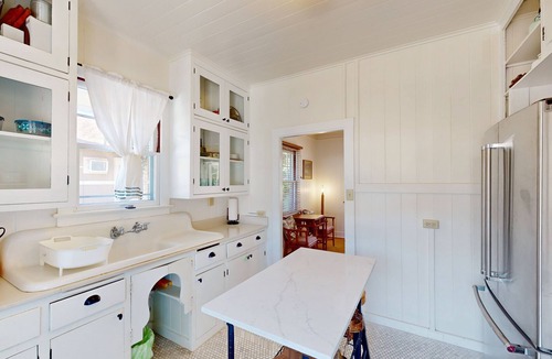 Diamond Head - Kapahulu - St. Louis Cottage | Two Hawaiian cottages with Diamond Head views - walk to Waikiki