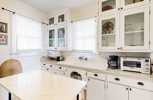 Diamond Head - Kapahulu - St. Louis Cottage | Two Hawaiian cottages with Diamond Head views - walk to Waikiki