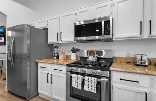 Townsite House | Ultimate 3BR Home: Pool, Pickleball and MORE!