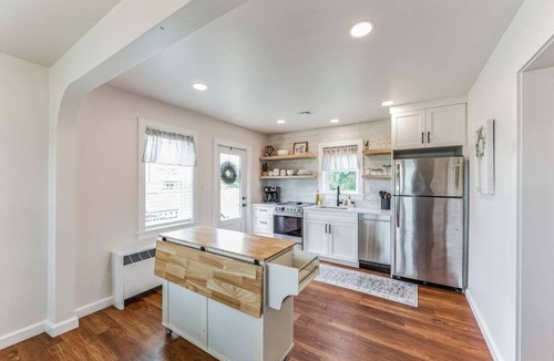 Honey Brook House | Unique Cottage + King Bed + Kids toy room