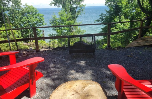Howe Island House | Unique waterfront house with private beach