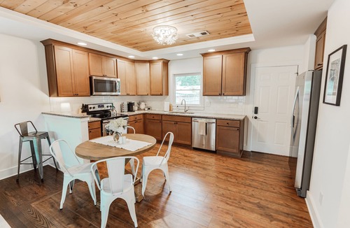 Marietta House | Unmatched Views, 3 blocks from Historic Marietta Square - Limelight Cottage