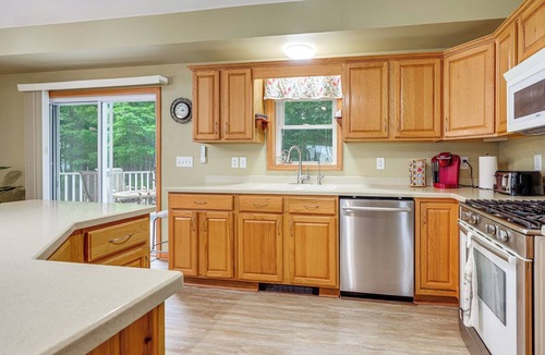 Town of Varick House | Unplug & Unwind! Romulus Family Gem w/Swim Pond