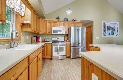 Town of Varick House | Unplug & Unwind! Romulus Family Gem w/Swim Pond