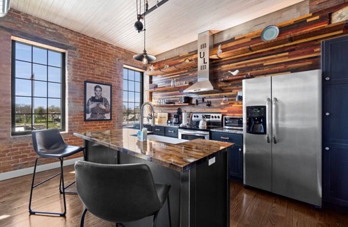 Perryville Apartment | Urban Loft #8 METALL · Downtown Urban Loft above Restaurants & Boutiques