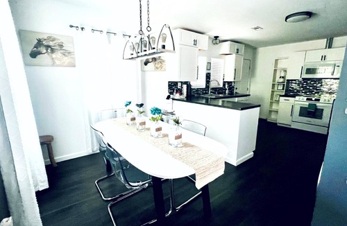Lenoir House | Urban Relax in Lenoir