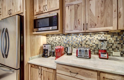Four O'Clock House | Vacation in style with everything you'd want at Liftside Retreat!