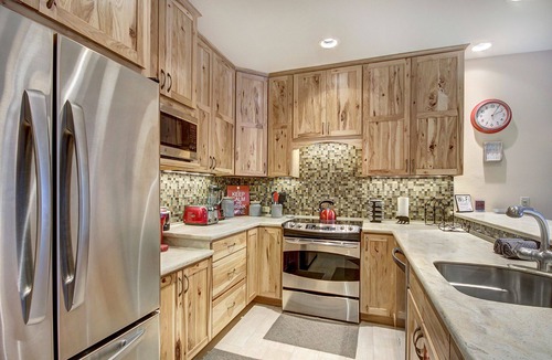 Four O'Clock House | Vacation in style with everything you'd want at Liftside Retreat!