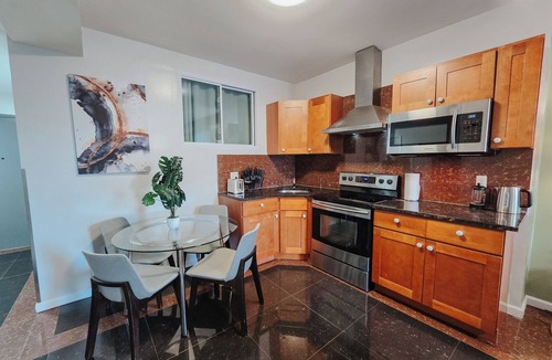 Chinatown Apartment | Vale/King Bed/Elevator/Balcony/Ensuite