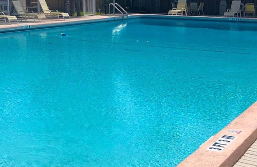 Golden Beach Condo | Venice Beach Studio – Pool & Private Shore