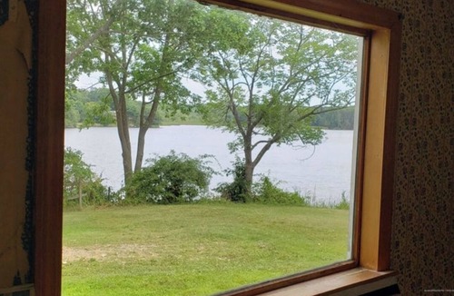Mac Mahan House | Views! Lake front 3-bedroom house with WiFi in charming Bath