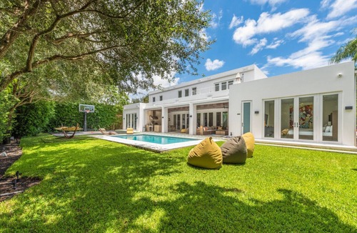 Miramar Villa | Villa Amani-Modern 7BR Villa w/Basketball Court & Gym