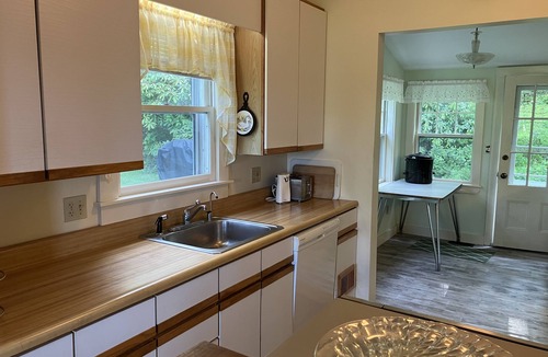 Round Pond Cottage | Vintage Maine Cottage - Water Views and Water Access