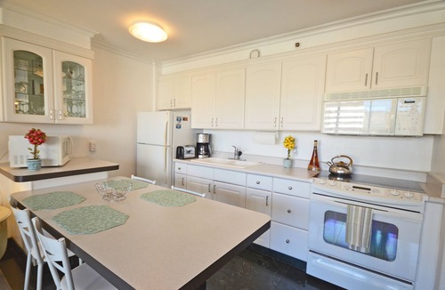 Waikiki Condo | Waikiki Banyan 1909 Amazing Views and Just Steps to the Beach