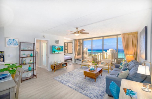 Waikiki Apartment | Waikiki Banyan condo with lanai & pool