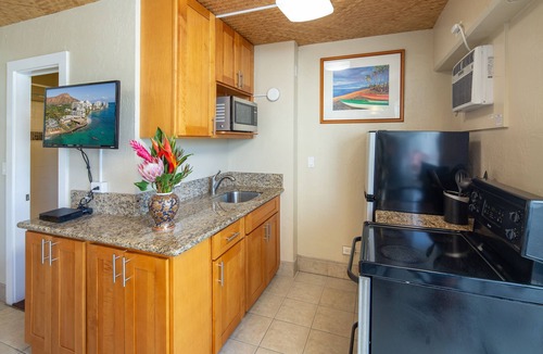 Waikiki Condo | Waikiki Beach center! Oceanview, Lanai, Free WIFI and Phone. Full Kitchen.