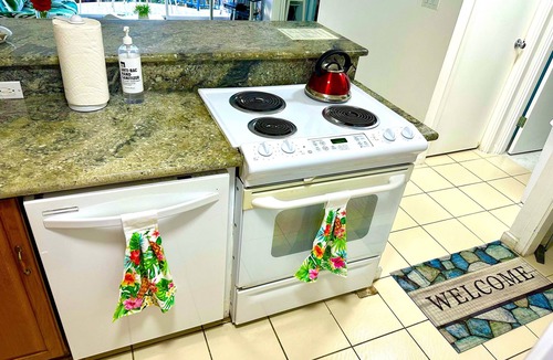 McCully - Moiliili Apartment | Waikiki Island Style Apartment, 2 Bedrooms, FREE parking, Sleep 6
