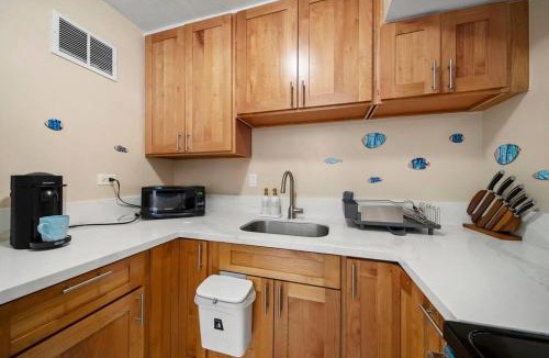 McCully - Moiliili Apartment | Waikiki Ocean Fantasy, Free Parking, Beach Supplies