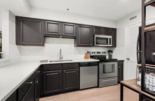 Rutledge Hill Apartment | Walk to Broadway! Central Trendy Loft/2 King 1Qn