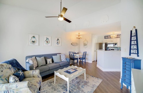 Ocean Side Village Condo | Walk to Canova Beach Park: Couple's Coastal Condo