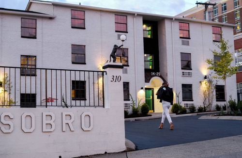 Rutledge Hill House | Walk to Live Music + DT | Shared Patio + Stylish Suite | SoBro Guest House