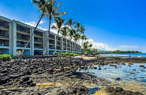 Waimea Condo | Walk to the Beach! Breezy Big Island Condo with Pool, AC, and Lanai