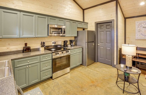 Murray Cabin | Walk to Water: Irvin Cobb Resort Cabin!