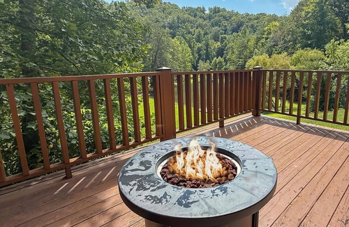 Sevierville Cabin | Walking Distance to Fishing Ponds, Pool, Putt Putt! 5 miles from Town!