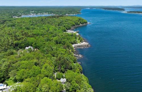 Round Pond House | Waterfront Cottage! Family-Friendly Hideaway