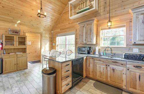 Holden Cottage | Waterfront Davis Pond Cabin w/Dock + Kayaks!