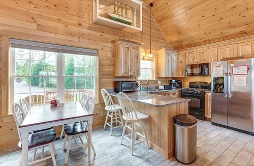 Holden Cottage | Waterfront Davis Pond Cabin w/Dock + Kayaks!
