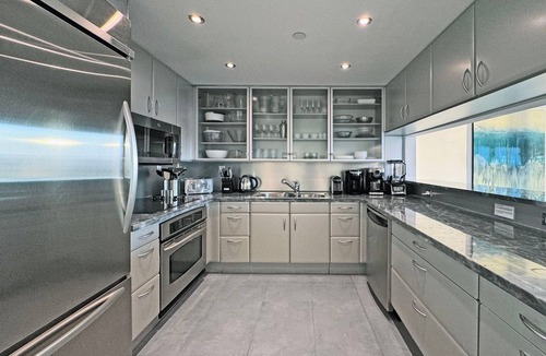 West Avenue Condo | Waterfront Luxury: South Beach 2Bed/2Bath Boutique Condo, Panoramic Views
