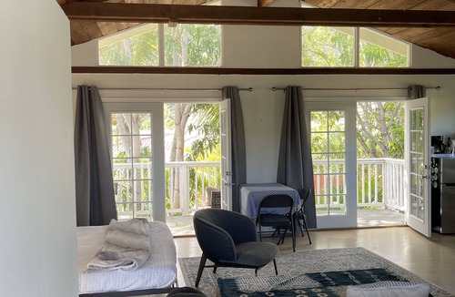 Portlock Apartment | Waterfront penthouse studio
