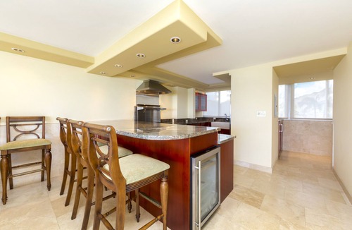 Diamond Head - Kapahulu - St. Louis Condo | Welcome to Colony Surf #301! Beautiful corner unit on the Gold Coast!