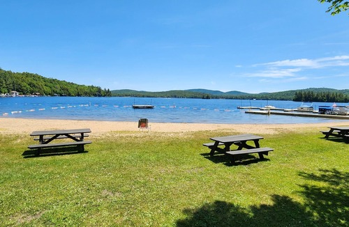 Town of Webb Cottage | Welcoming Eagle Bay Cottage — 2 min walk to private Fourth Lake beach!
