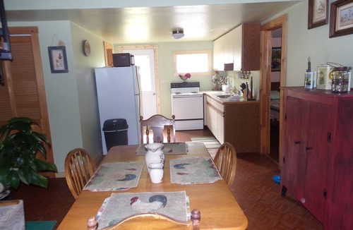 Mills House | White Knoll Hideaway, warm cozy cabin on top of mountain on a quiet dirt road