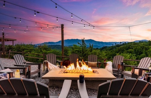 Sevierville Cabin | YARD/Hot Tub/Game Room/Theater/VIEWS/Fire Pit - Judy Top Lodge
