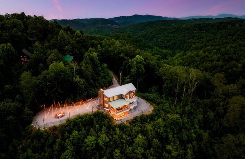 Sevierville Cabin | YARD/Hot Tub/Game Room/Theater/VIEWS/Fire Pit - Judy Top Lodge
