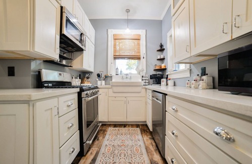 Cape Girardeau House | Yellow Rose | Historic Home for Extended Stays