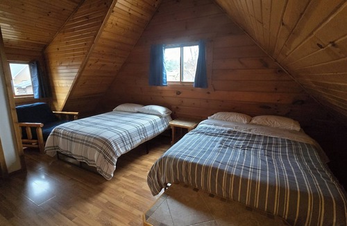 Warrens Cabin | Your cozy basecamp for trails, lakes, and waterpark fun!