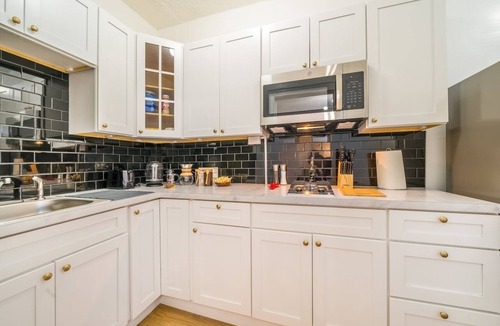 East Avenue Apartment | Your Cozy Studio HighFalls TV+Kitchen+Rochest DT
